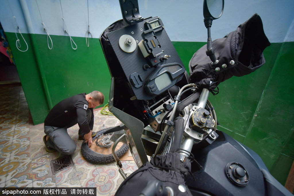 住在摩托車上的環球旅行 俄羅斯旅行家穿行62個國家