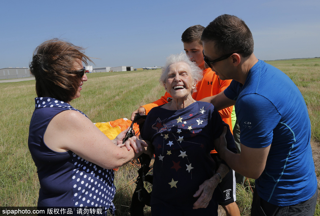 在云端看別樣風景 盤點全球跳傘趣聞