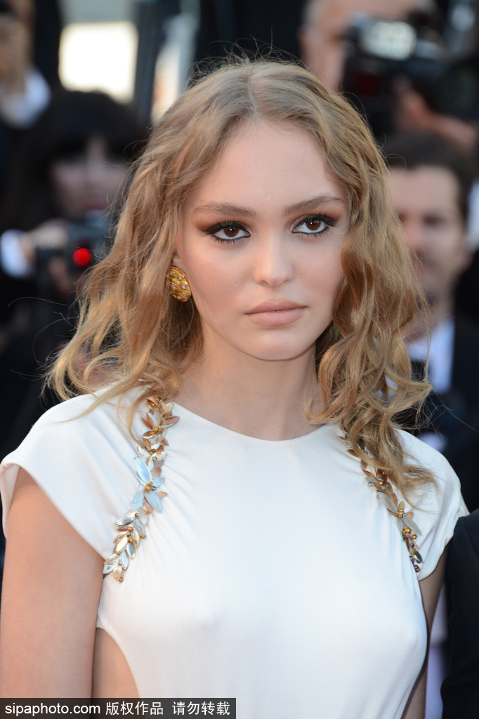 70屆戛納： 華麗優(yōu)雅全靠它們 女星配飾細(xì)節(jié)圖盤點(diǎn)