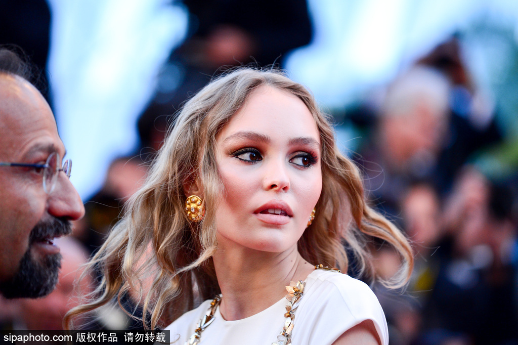 70屆戛納：德普愛女莉莉紅毯亮相 眼神犀利深得老爸真傳