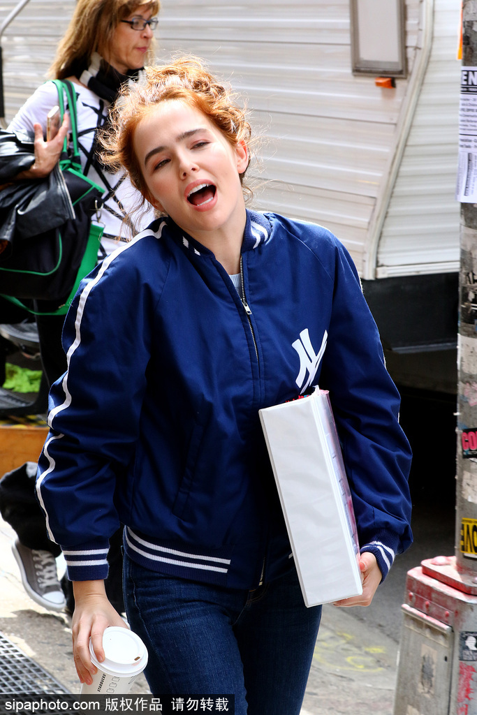 萬惡的抓拍！鏡頭中的90后氣質(zhì)美女佐伊·達(dá)奇顏值崩塌表情瘋癲
