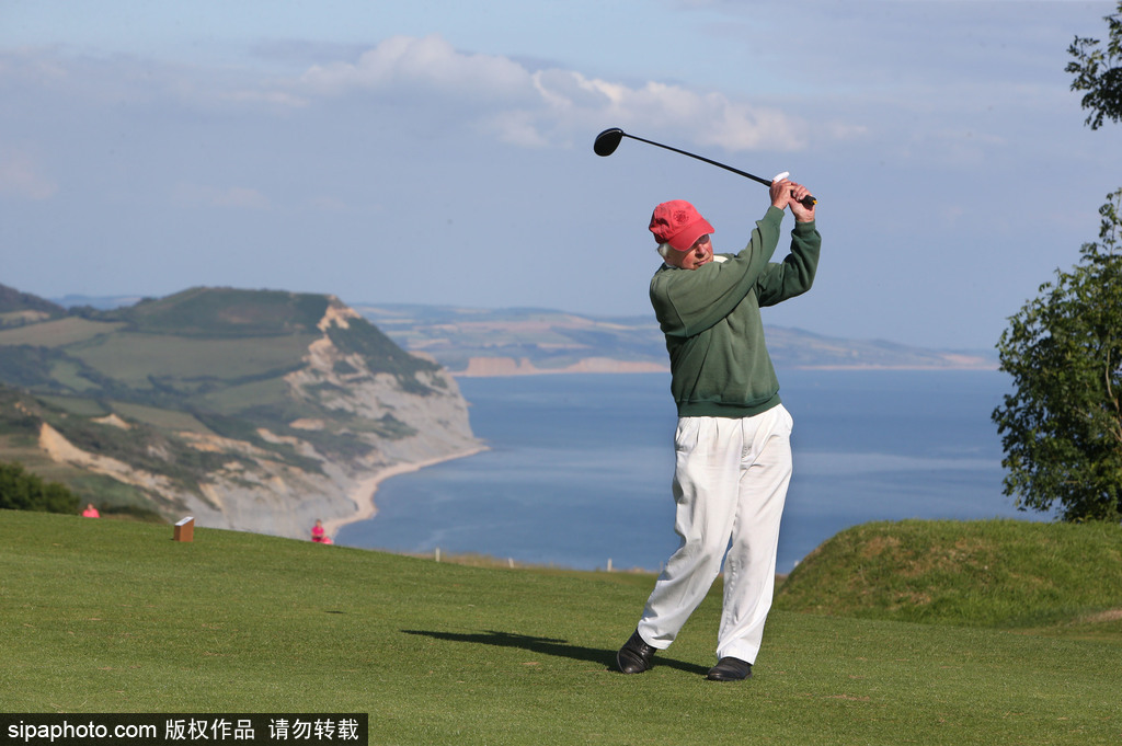 老當(dāng)益壯！ 英國(guó)94歲最高齡高爾夫球手仍然活躍在球場(chǎng)