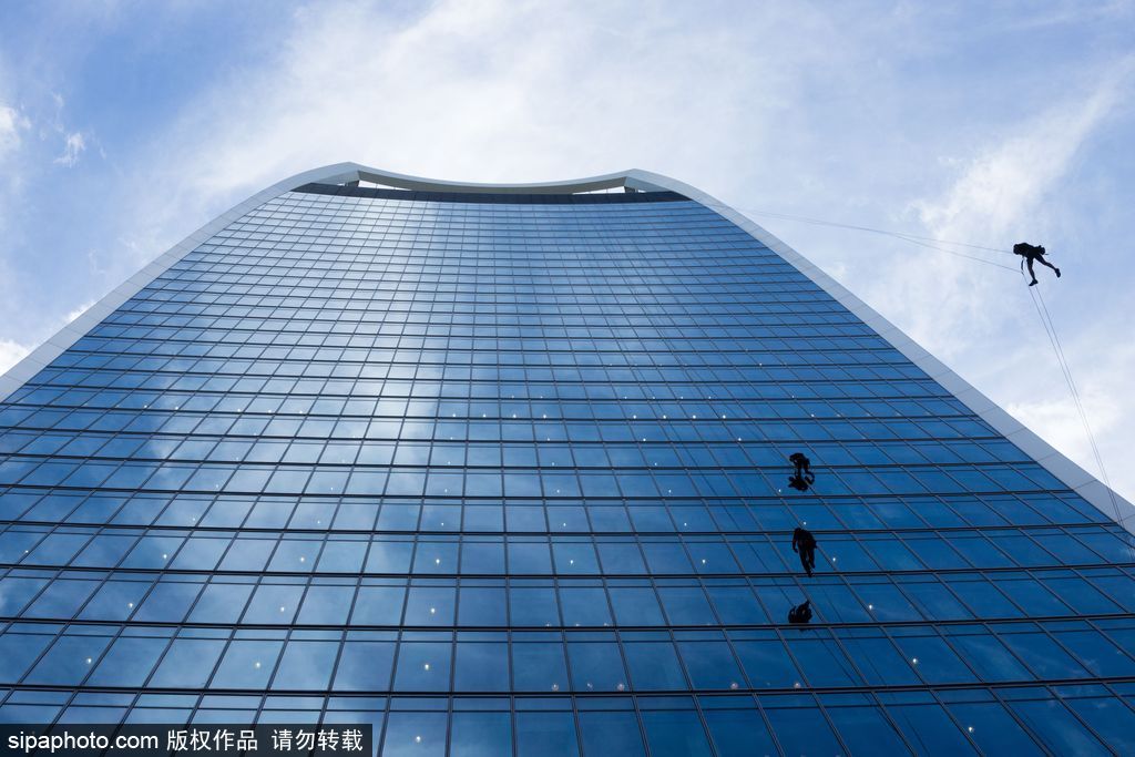 摩天大廈“行走者” 英國工人進行“對講機大樓”外壁檢查