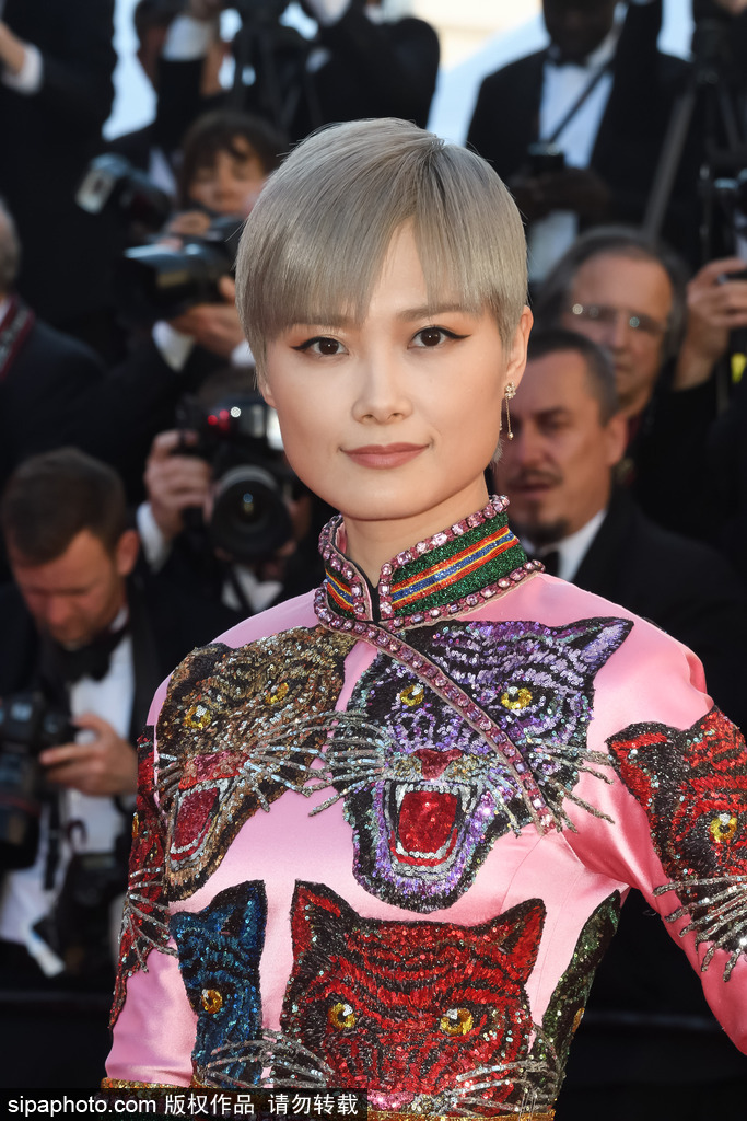 李宇春再次亮相戛納電影節(jié) 復(fù)古旗袍被評(píng)最佳著裝