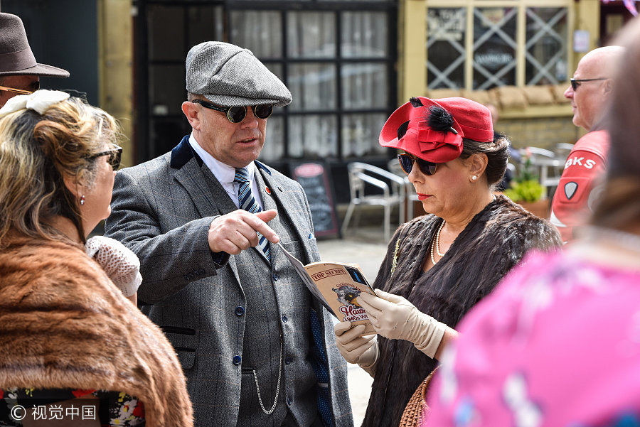 英國小鎮辦復古趴 情侶擁吻展示戰爭歲月另類愛情