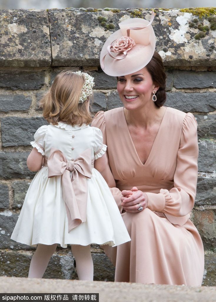 妹妹結(jié)婚凱特王妃忙壞了 照顧倆萌娃場(chǎng)面溫馨有愛