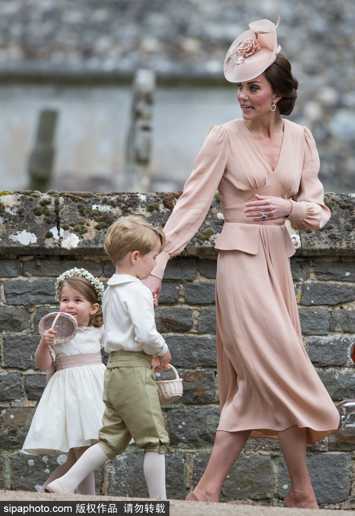 妹妹結(jié)婚凱特王妃忙壞了 照顧倆萌娃場(chǎng)面溫馨有愛