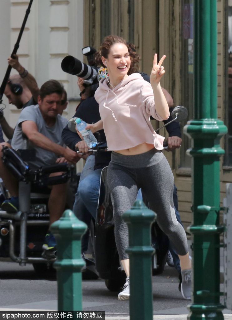 “灰姑娘”莉莉·詹姆斯片場穿運(yùn)動裝跑步秀蠻腰