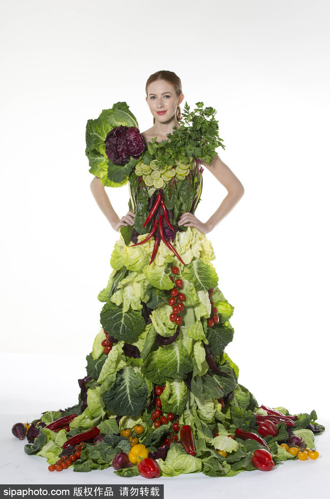 時(shí)尚bug沖擊！ 英國(guó)模特展示沙拉材料制成服裝