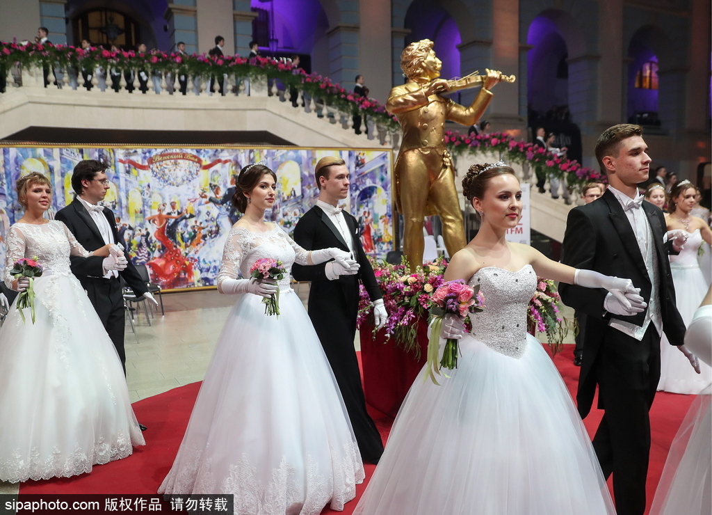 維也納慈善舞會(huì)莫斯科盛大開(kāi)幕 現(xiàn)場(chǎng)美女俊男云集華麗繽紛