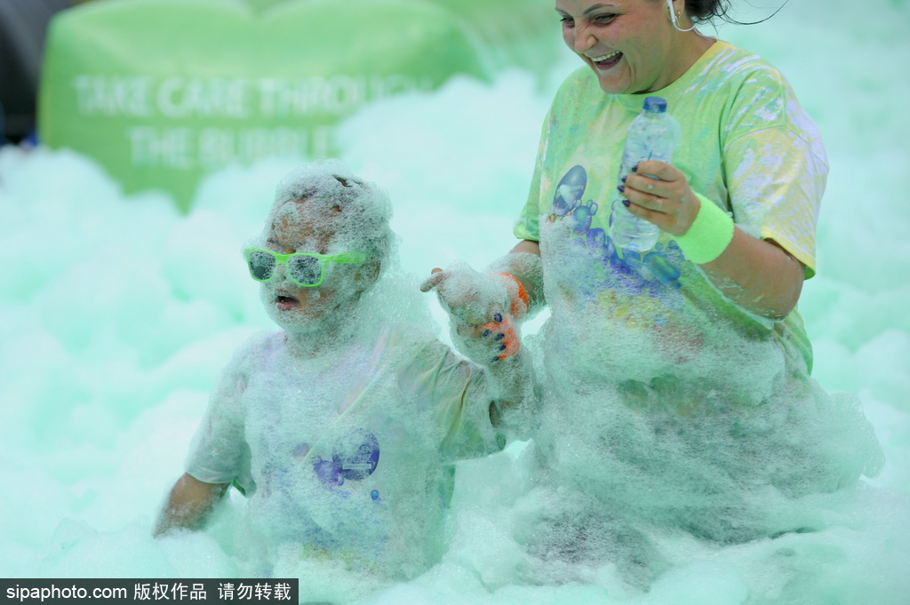 地球上最開心的五公里！英國泡泡跑歡樂來襲嗨翻天