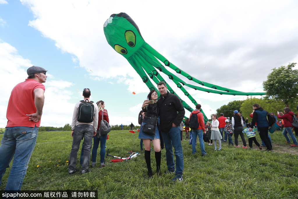 俄羅斯莫斯科舉行風箏節 五彩繽紛點綴藍天