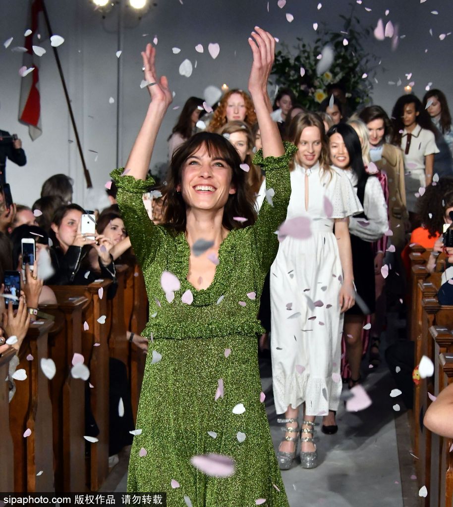 IT Girl始祖艾里珊·鐘服裝品牌上線穿綠裙亮相秀場(chǎng)