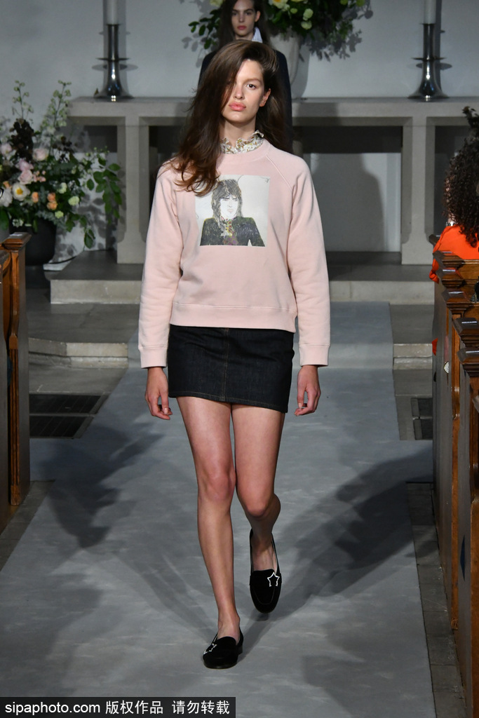 IT Girl始祖艾里珊·鐘服裝品牌上線穿綠裙亮相秀場