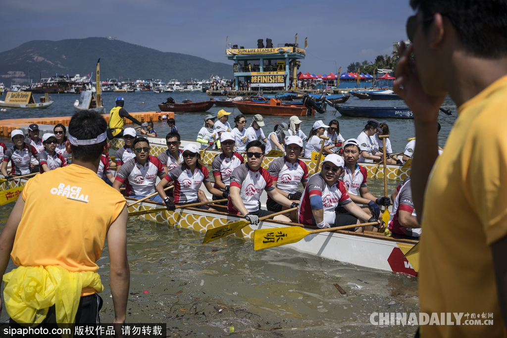香港端午節(jié)賽龍舟活動 雞年流行頭戴“小雞”