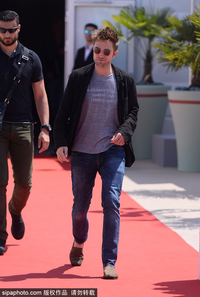 70屆戛納：羅伯特·帕丁森現身發型凌亂仍吸引影迷追捧