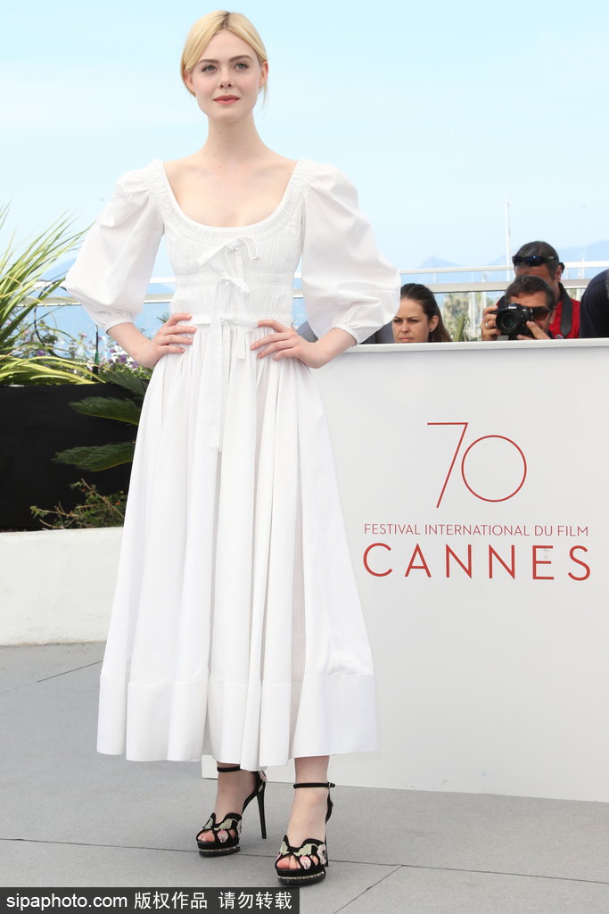 19歲艾麗·范寧戛納仙氣十足秒殺眾人 私下街拍御姐少女全駕馭