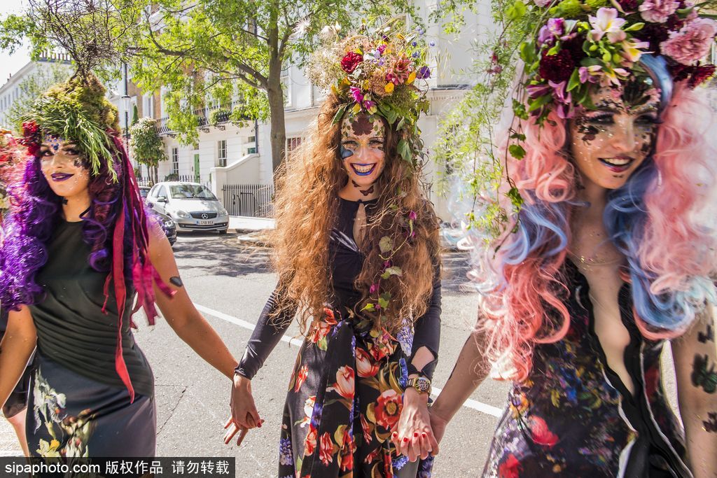英國切爾西花展時裝展 模特變身彩色花仙子