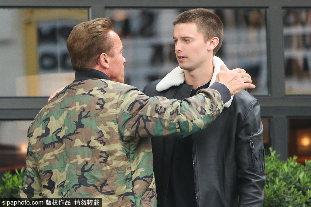 迎六一？硬漢施瓦辛格與兒子Patrick街頭擁抱大秀父子情深