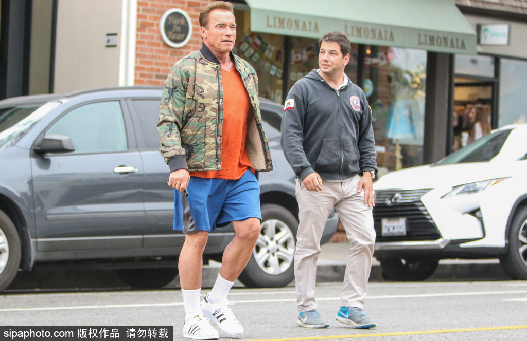 迎六一？硬漢施瓦辛格與兒子Patrick街頭擁抱大秀父子情深