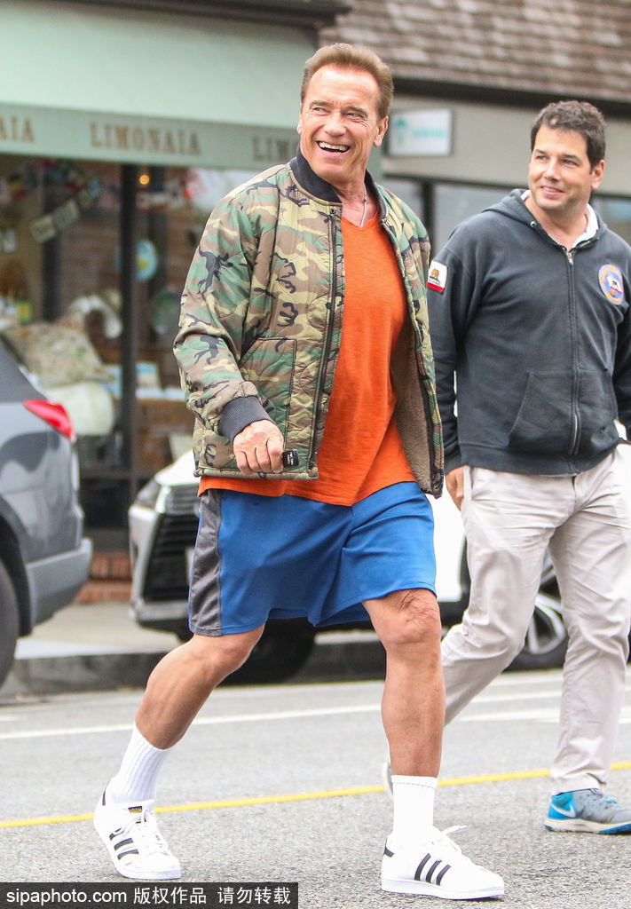 迎六一？硬漢施瓦辛格與兒子Patrick街頭擁抱大秀父子情深