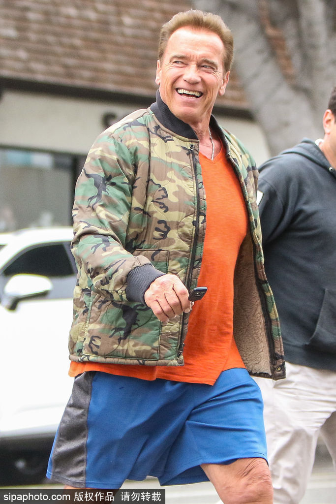 迎六一？硬漢施瓦辛格與兒子Patrick街頭擁抱大秀父子情深