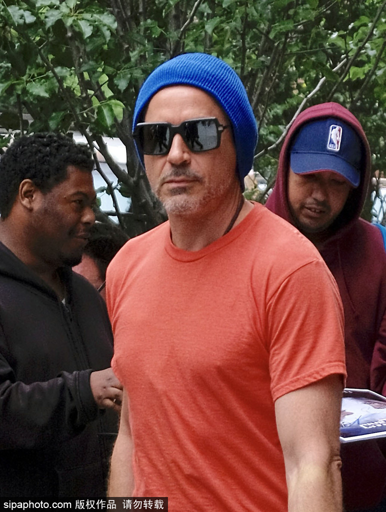 小羅伯特·唐尼穿T恤也凸點(diǎn)！