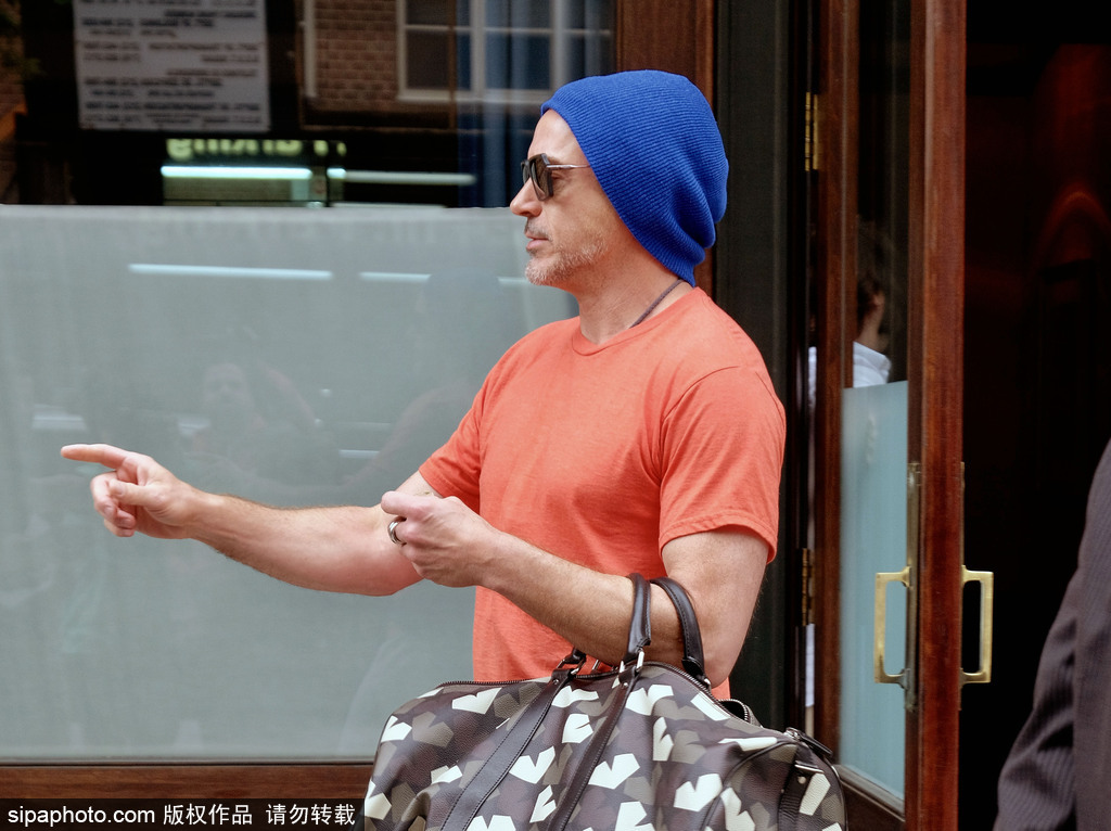 小羅伯特·唐尼穿T恤也凸點！