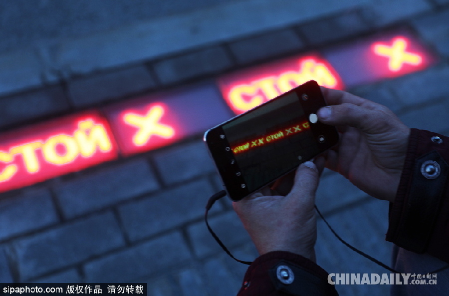 “長”在斑馬線上的紅綠燈 莫斯科一街道專為低頭黨設(shè)計(jì)