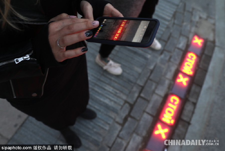 “長(zhǎng)”在斑馬線上的紅綠燈 莫斯科一街道專為低頭黨設(shè)計(jì)