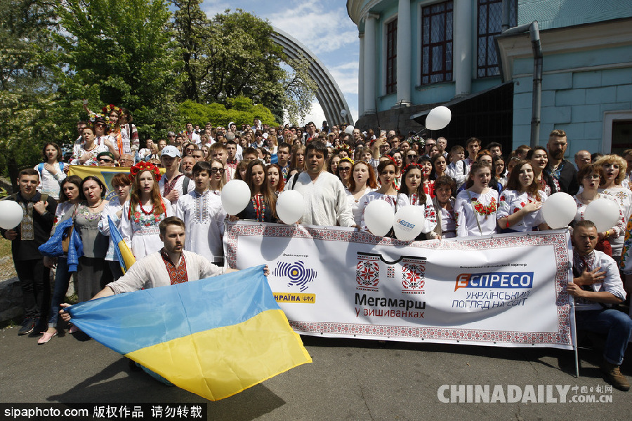 烏克蘭基輔傳統服飾大游行 喵星人身著繡花套衫美美噠