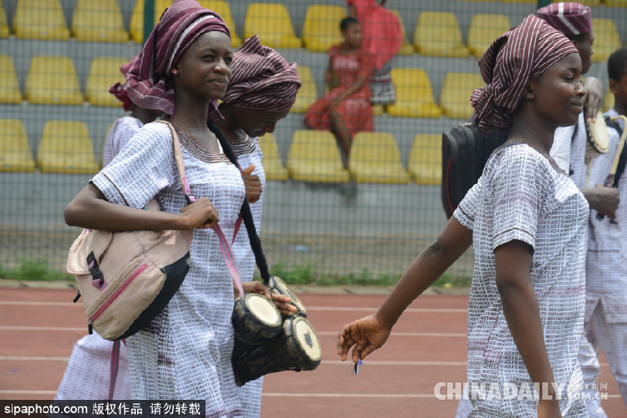 尼日利亞兒童節 小朋友身著各色服飾表演慶祝