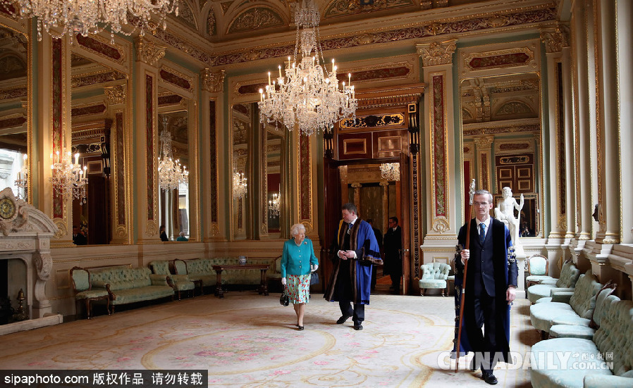 英國(guó)女王伊麗莎白二世穿碎花裙亮相萌萌噠