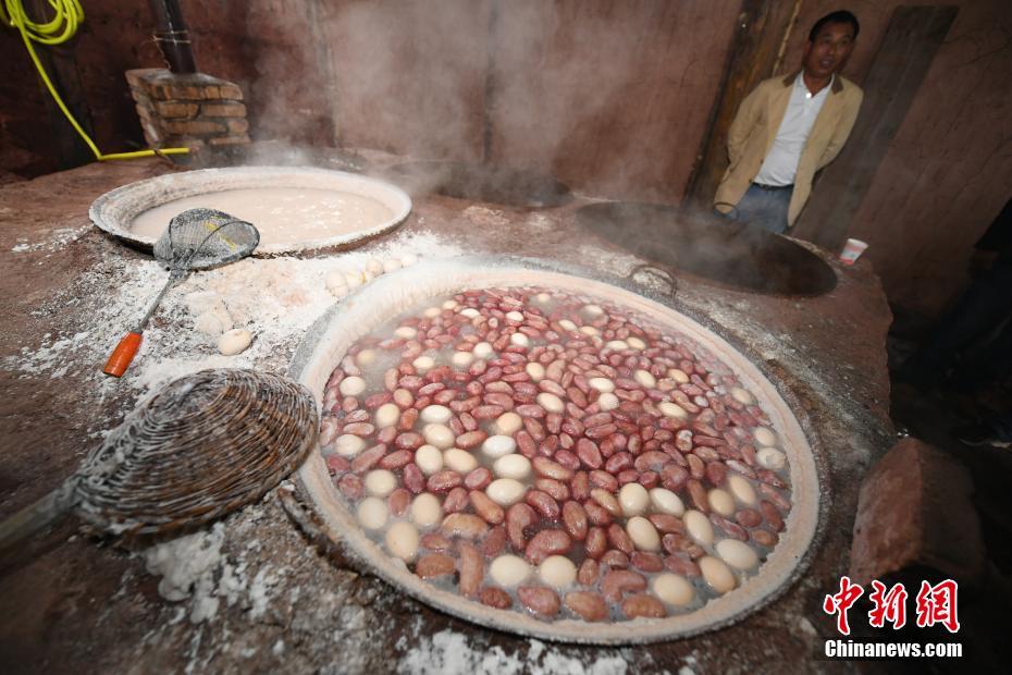 云南小鎮200年古鹽泉淌出“桃花鹽”