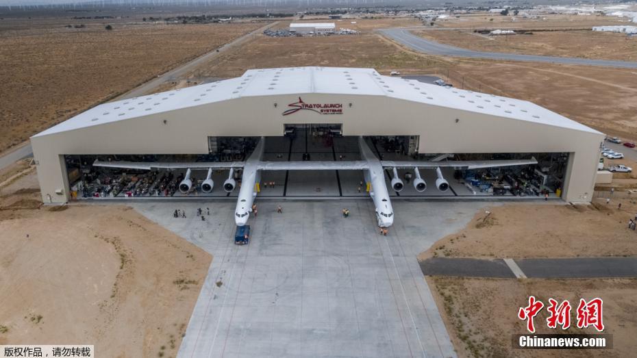 世界最大飛機(jī)首次亮相 翼展達(dá)117米