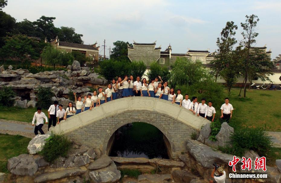 高校畢業季 江西學子航拍畢業照定格青春