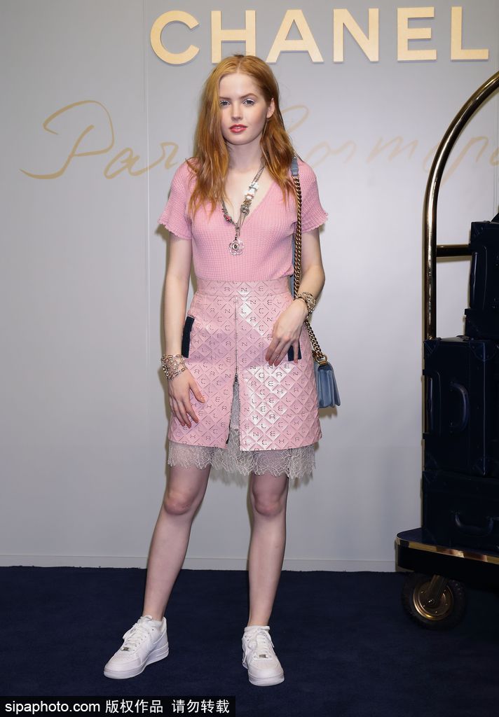 英國(guó)20歲女星艾麗·巴姆博亮相東京秀場(chǎng) 娃娃臉可愛(ài)十足