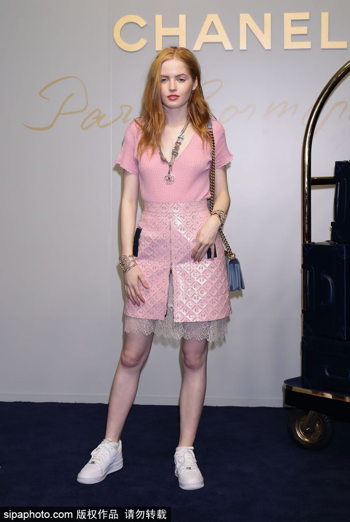 英國20歲女星艾麗·巴姆博亮相東京秀場 娃娃臉可愛十足