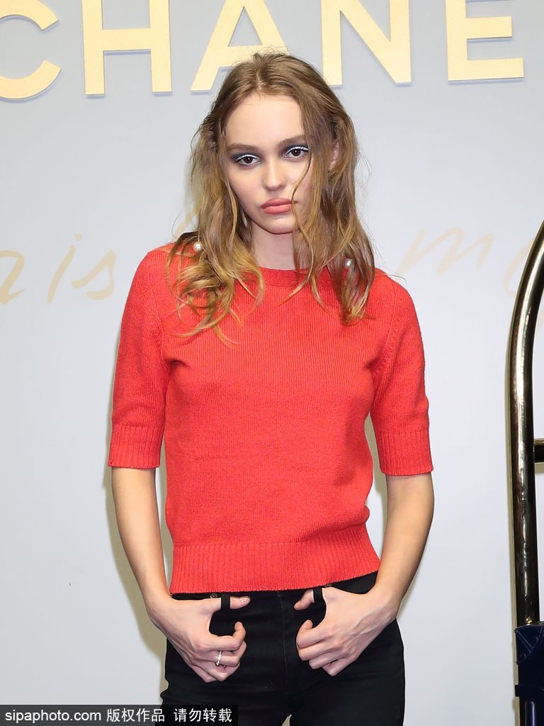 德普愛女Lily亮相日本時尚活動 繼承老爸氣質