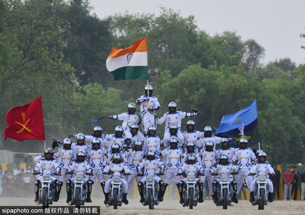 摩托大軍又開掛！印度 “Dare Devils”上演特技表演