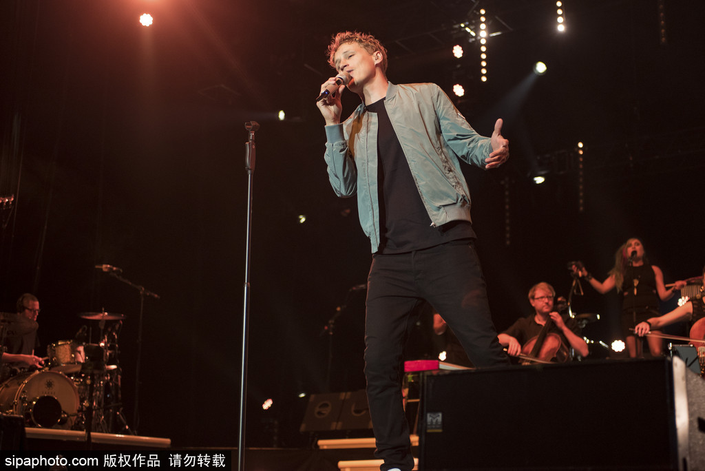 德國超萌“正太歌手”蒂姆·本茨科演唱會 抱吉他自彈自唱氣質純良