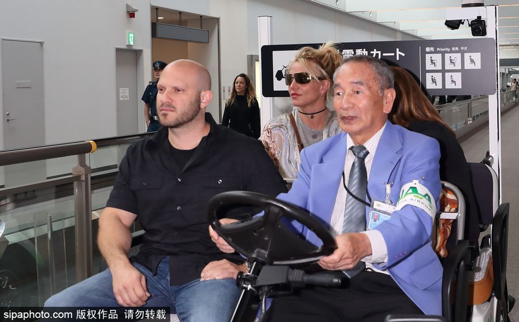 “小甜甜”布蘭妮抵日 打扮休閑難掩腿部緊實肌肉