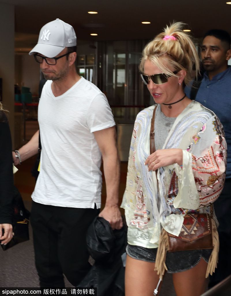 “小甜甜”布蘭妮抵日 打扮休閑難掩腿部緊實肌肉