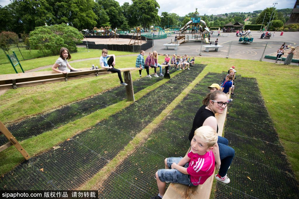英國再現(xiàn)世界第一個(gè)兒童滑梯 距今九十多年竟沒有邊沿