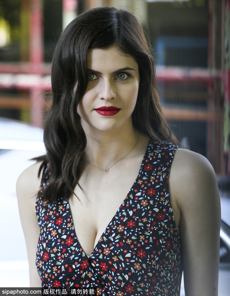 美國女星亞歷珊德拉·達達里奧身著碎花裙出街 藍眼睛純凈吸睛