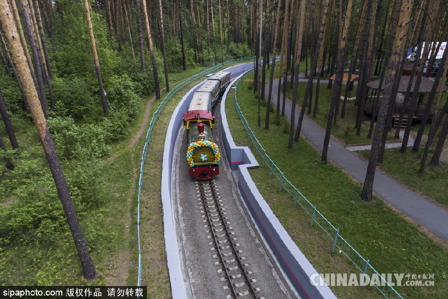 俄羅斯新西伯利亞運(yùn)行兒童列車慶祝六一