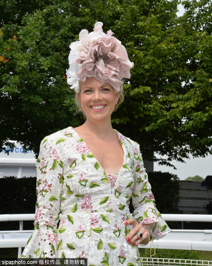 英國賽馬節“女士日” 眾美女上演“帽子戲法”