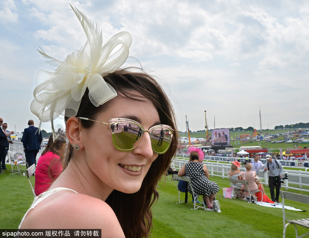 英國(guó)賽馬節(jié)“女士日” 眾美女上演“帽子戲法”