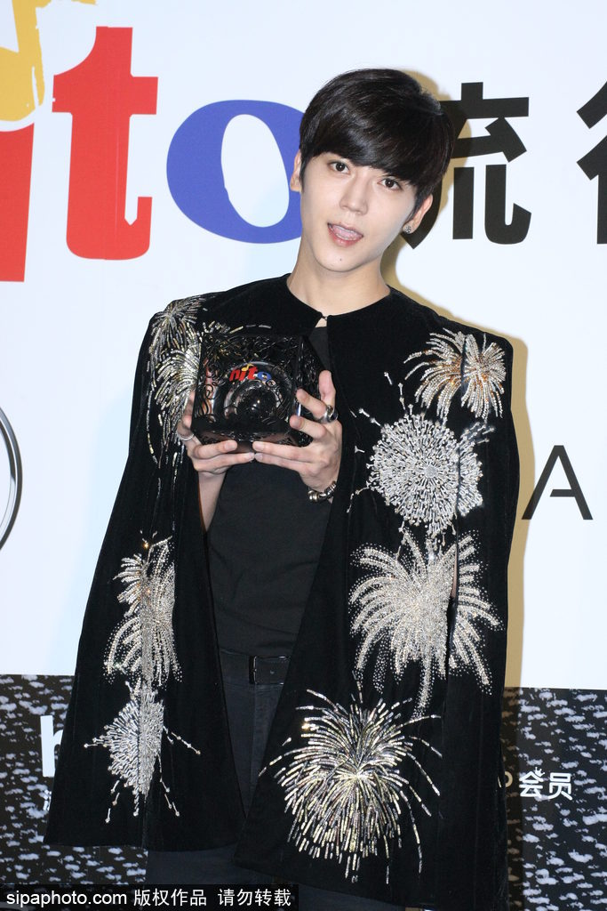 2017hito流行音樂獎(jiǎng)：撞臉鹿晗？畢書盡潮裝帥氣表情呆萌