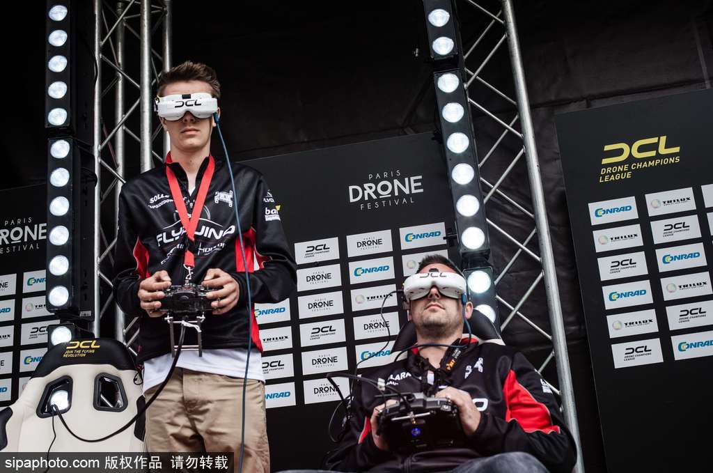巴黎舉辦無人機(jī)節(jié) 42個(gè)國家參賽者香榭麗舍上演激情競(jìng)技